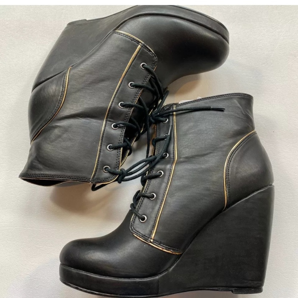 Deena Ozzy 9 Platform Wedge Booties W Gold Piping
